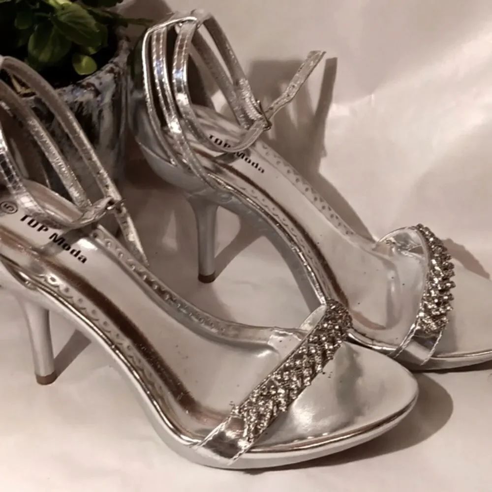 TOP Moda Silver Heels
